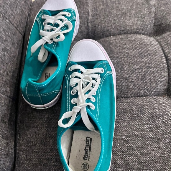 Stylish Dark Green Canvas Sneakers – Size 9 (US) / 43 (EU) - Picture 2 of 14